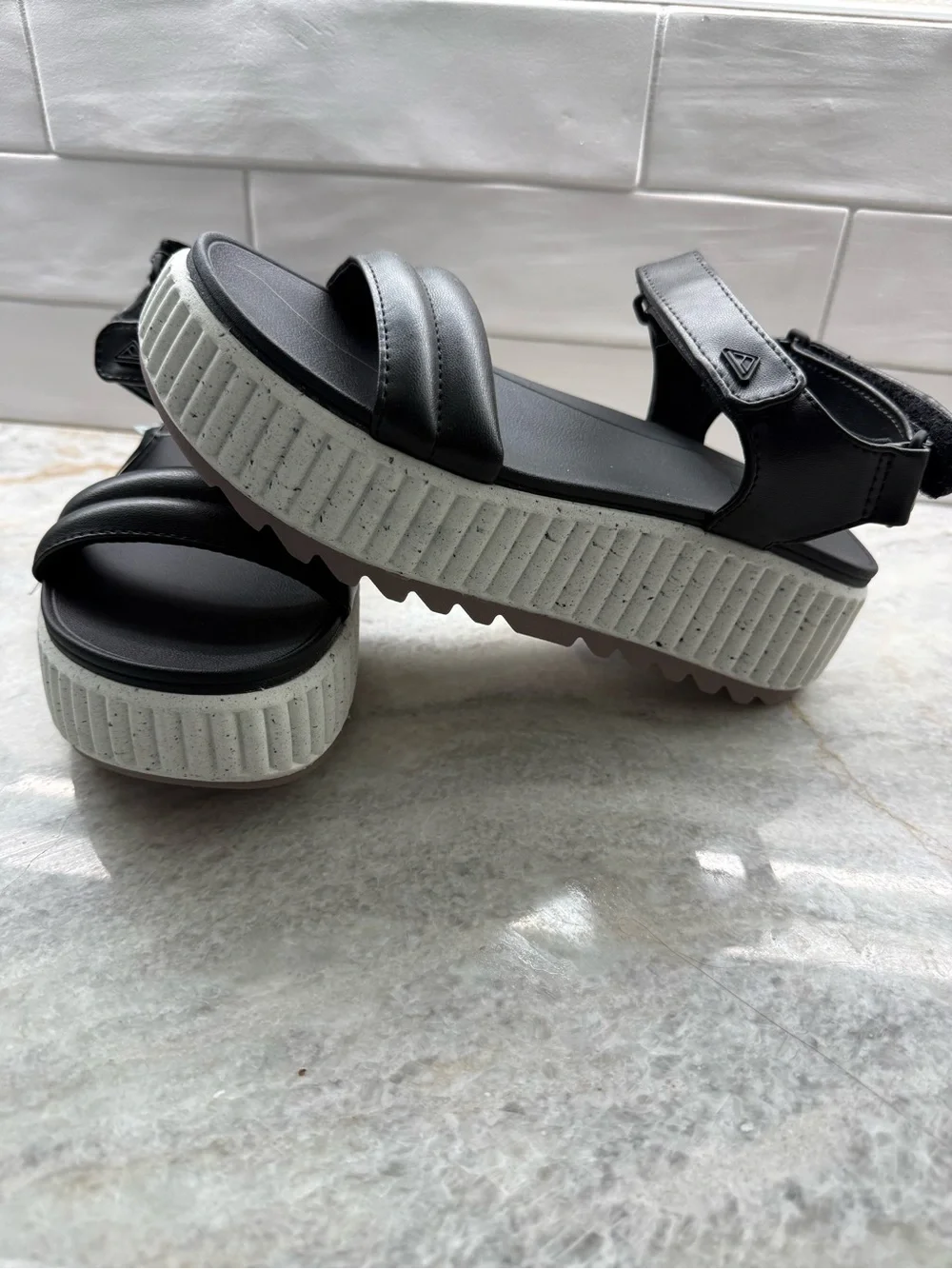 Reef Vista Higher Raya - black @ white  NWT